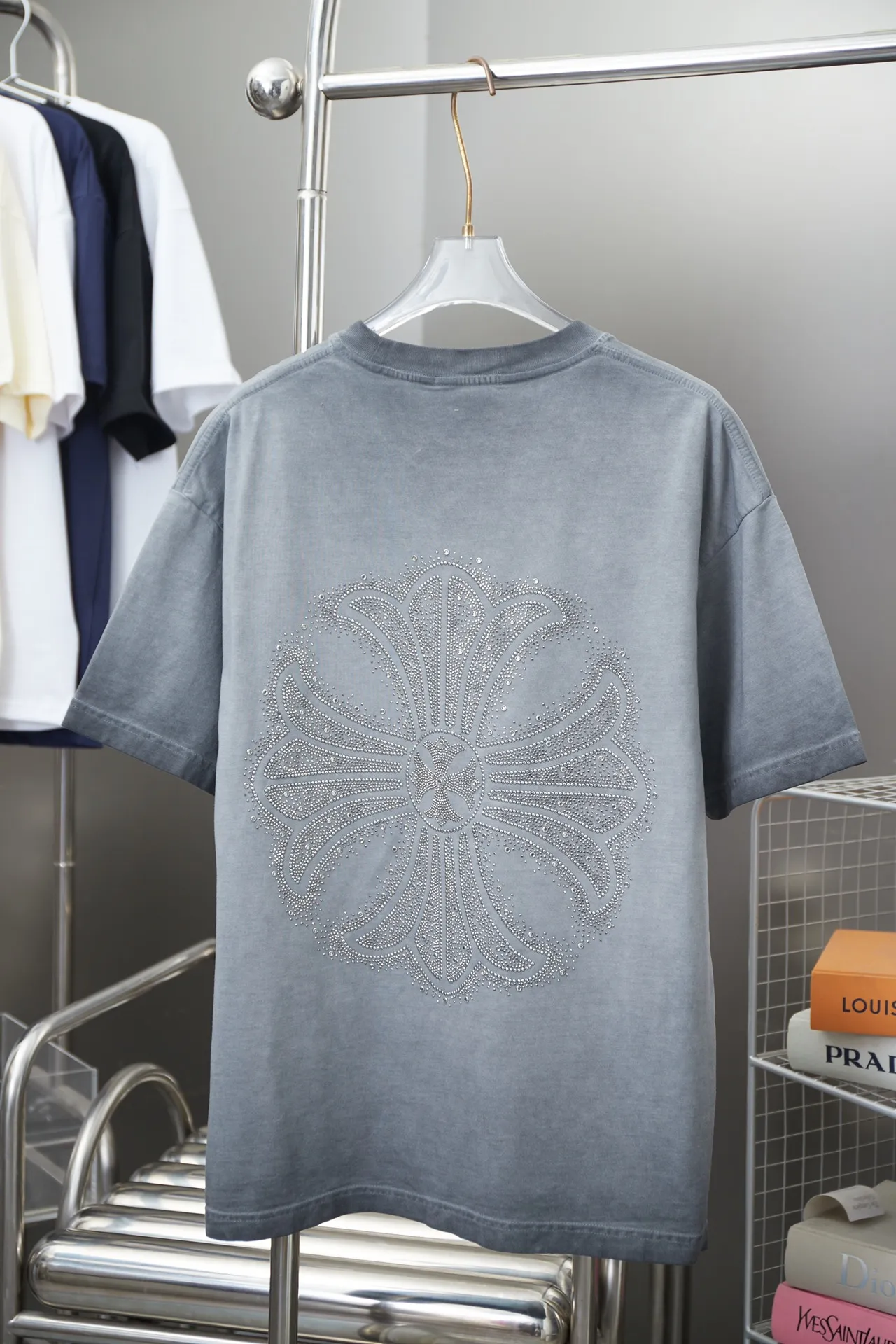 🅿️220 Chrome Hearte 25SS early spring new model, hot diamond short sleeves, light luxury, a must-have item for daily commuting for men and women, correct version, welcome to compare, detailed features · 280 grams of 100% pure cotton double yarn jersey fabric · Special thickened 32 pieces of double-strand 1X1 thread in the same vat · Imported Australian matte pearlescent diamonds. Ready-made garments are dyed and then faded and fried with snowflakes. Then wash to make it look old. General washing improves the effect · Double-needle stitching across seams · Original main mark, washed tag, branded moisture-proof paper packaging Color: black/apricot/grey/military green Size: S/M/L/XL